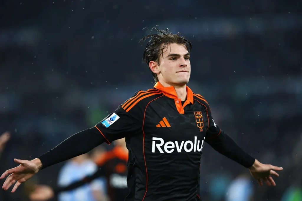 Nico Paz, attaccante del Como, esulta dopo la rete realizzata contro la Lazio