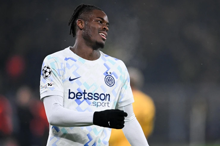 Yann Bisseck, difensore dell'Inter, nel corso del match di Champions League contro il Borussia Dortmund