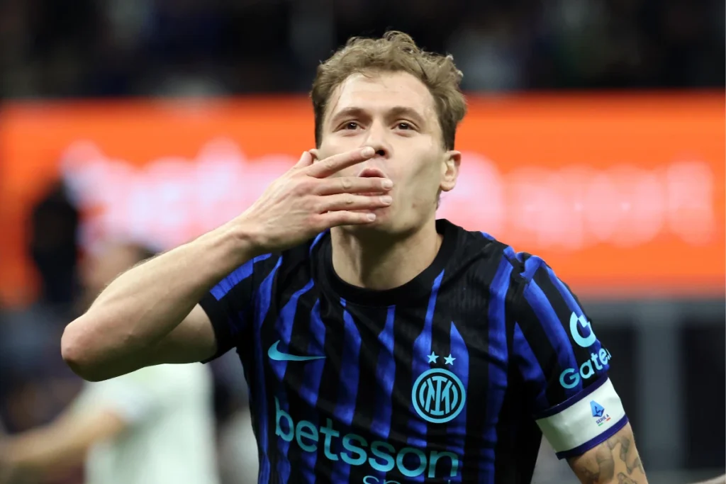 Nicolò Barella esulta con la maglia dell'Inter, protagonista della vittoria contro il Cagliari
