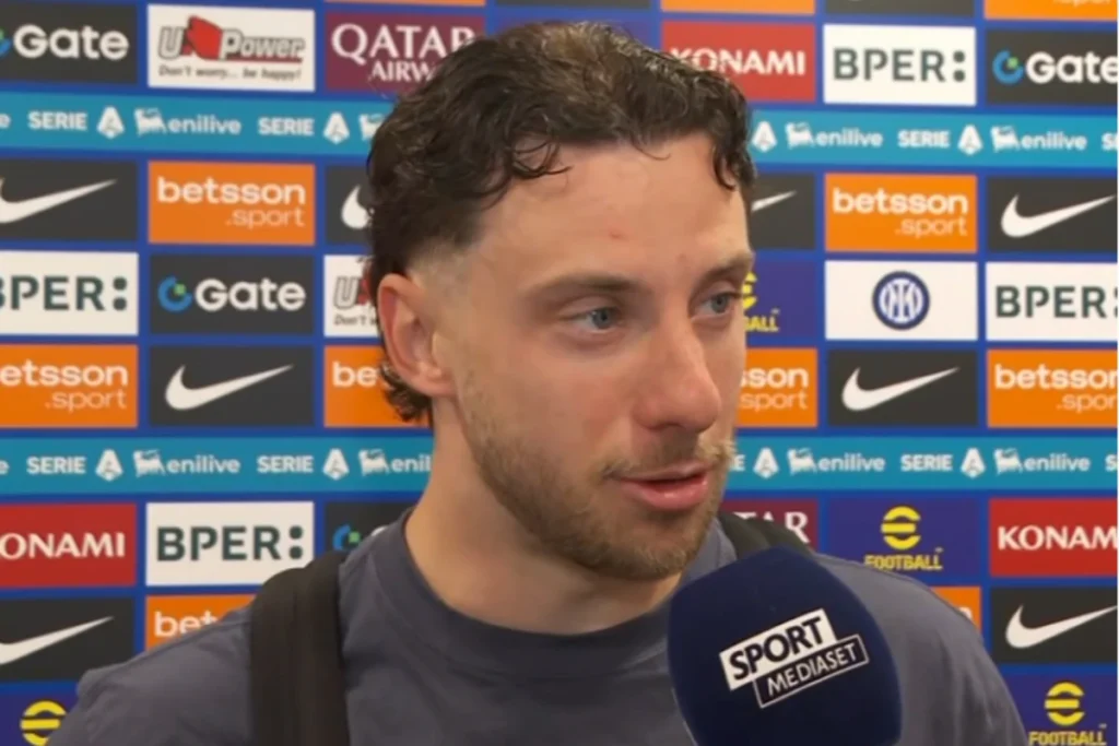 Carlos Augusto in intervista ai microfoni di Sportmediaset davanti alla paratia pubblicitaria dell'Inter