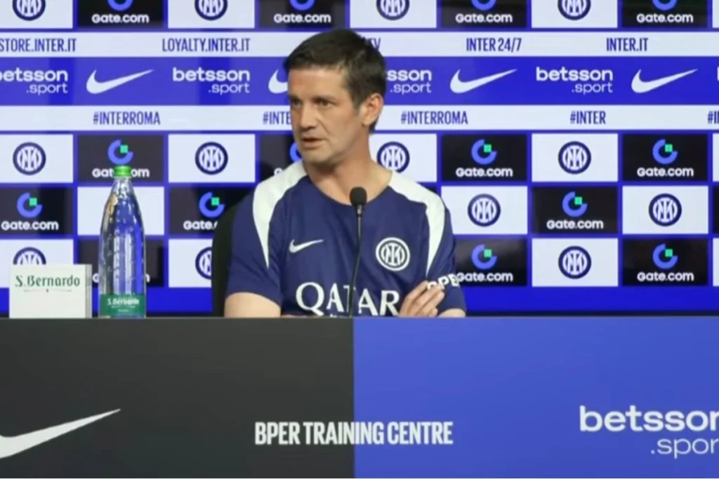 Cristian Chivu in conferenza stampa all'Inter Training Centre indossa la maglia nerazzurra Qatar Airways