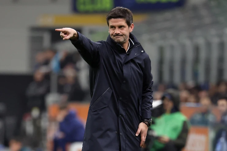 Chivu dà indicazioni dalla panchina