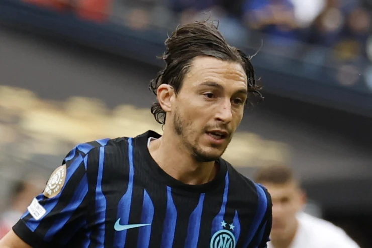 Matteo Darmian con la maglia dell'Inter durante una partita, in primo piano con espressione concentrata