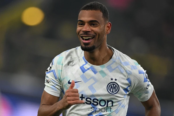 Andy Diouf sorridente durante una partita con la maglia dell'Inter, in primo piano sul campo