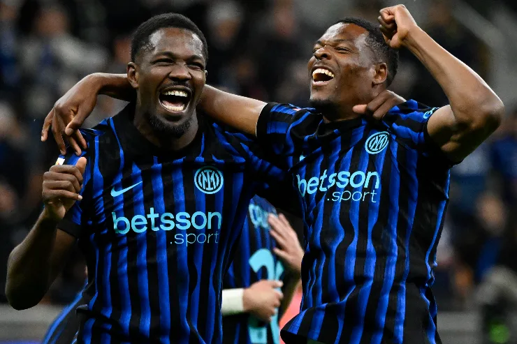 Thuram e Dumfries in campo