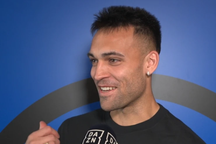 Lautaro Martinez durante un'intervista a DAZN, sorride mentre parla indossando una maglietta nera