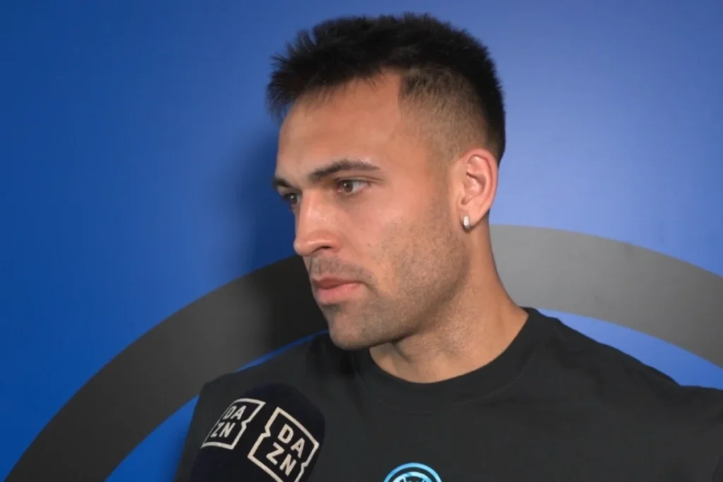 Lautaro Martinez durante un'intervista, indossa una maglietta nera con logo DAZN su sfondo blu