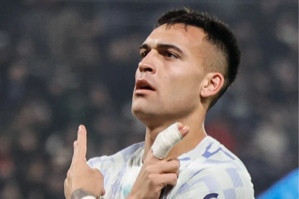 Lautaro esulta al gol