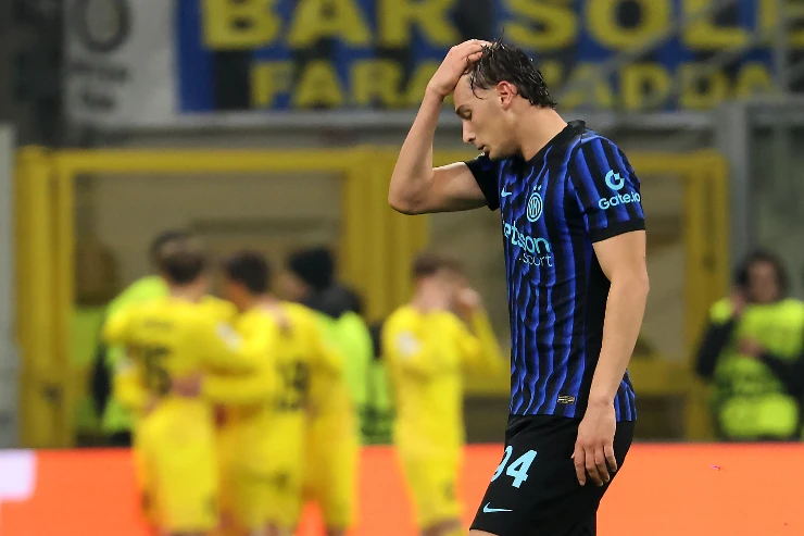 Pio Esposito in maglia Inter, con la mano alla testa, durante una partita nello stadio