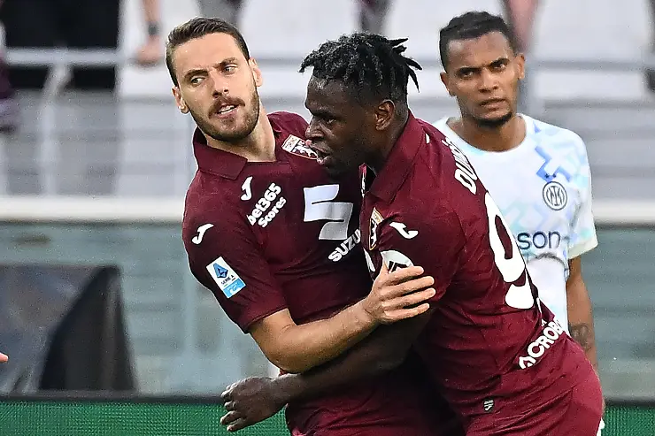 I calciatori del Torino esultano dopo il gol del pareggio su rigore contro l'Inter