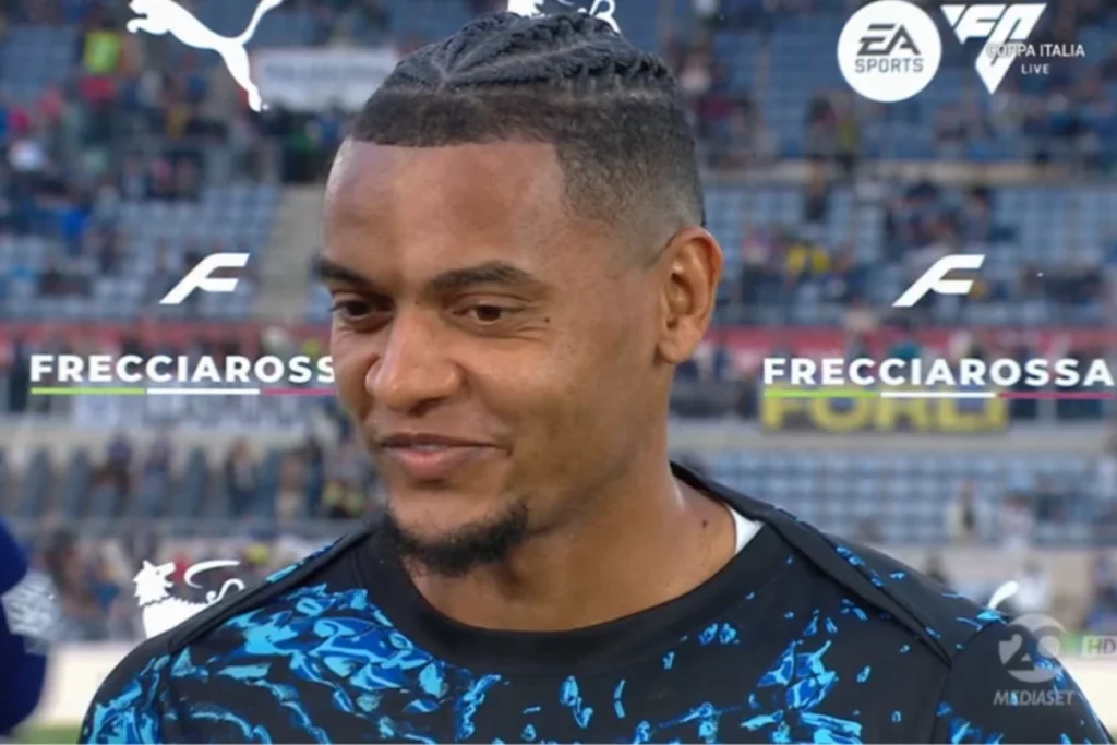 Akanji intervistato ai microfoni di Mediaset prima della Coppa Italia, indossa la maglia da allenamento dell'Inter