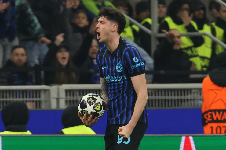 Alessandro Bastoni festeggia lo Scudetto