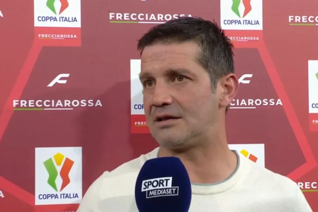 Chivu intervistato a microfono durante il post partita della Coppa Italia, con loghi Coppa Italia e Frecciarossa sullo sfondo
