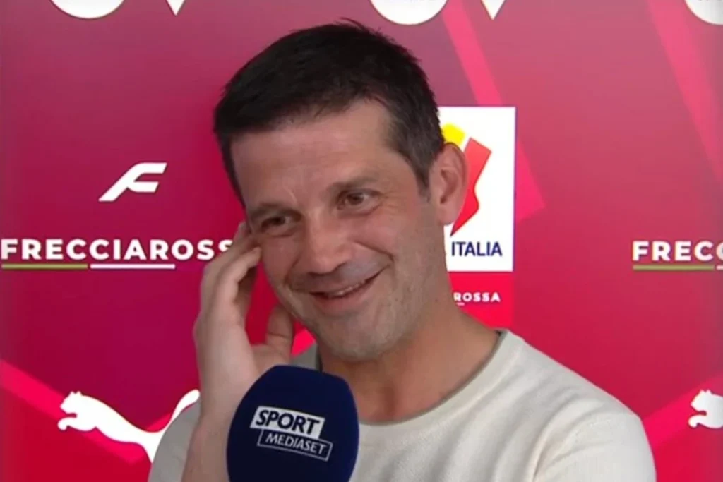 Cristian Chivu durante un'intervista ai microfoni in conferenza stampa
