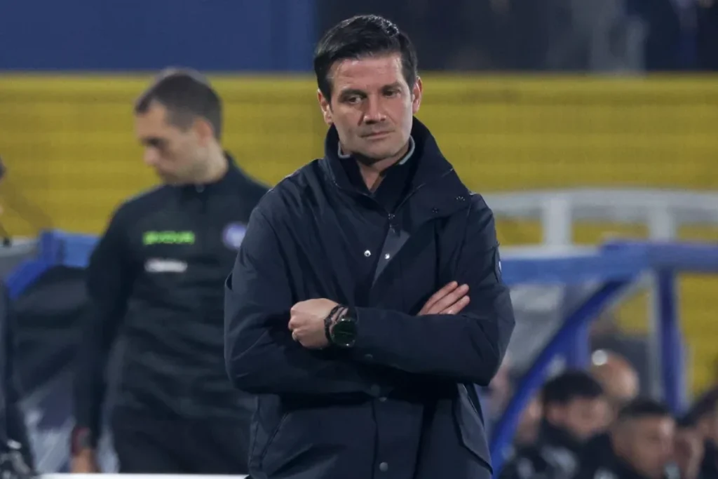 Cristian Chivu, allenatore dell'Inter, in panchina con le braccia conserte durante una partita