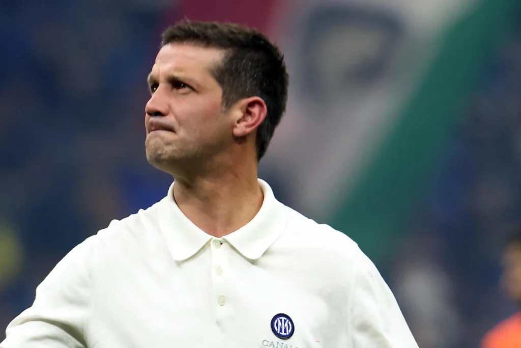 Cristian Chivu, allenatore dell'Inter, in maglia bianca durante una partita