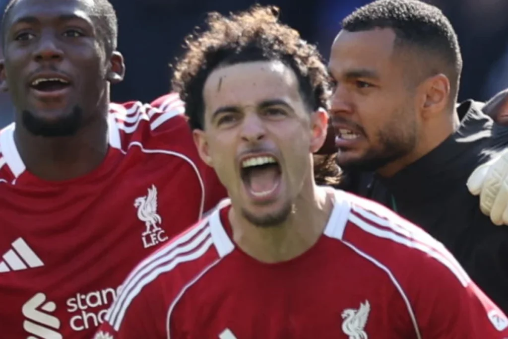Curtis Jones in maglia Liverpool