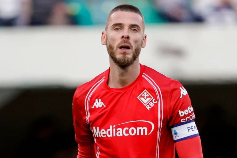 David De Gea in divisa rosso della Fiorentina durante una partita di Serie A
