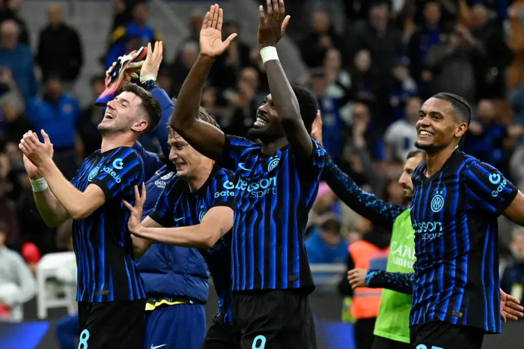 Giocatori dell'Inter festeggiano la vittoria