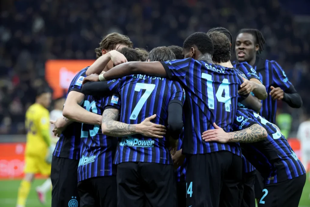 Giocatori dell'Inter in esultanza, abbracciati in gruppo durante una partita