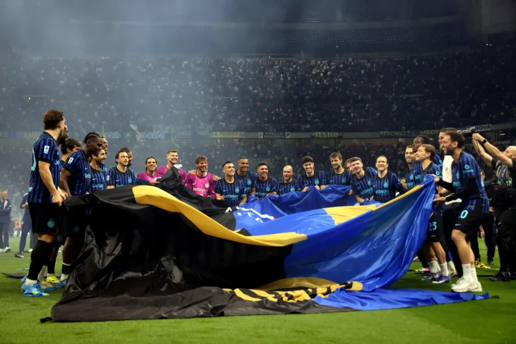 Gruppo Inter che festeggia il tricolore vinto.