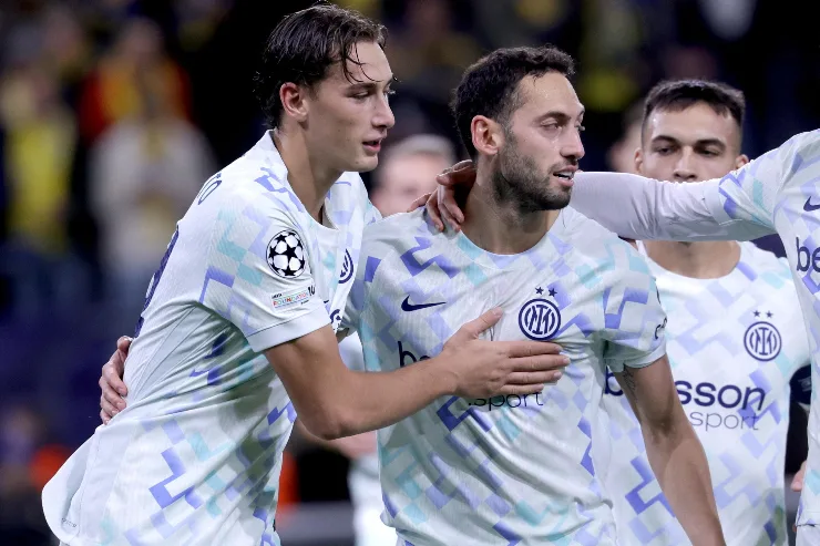 Hakan Calhanoglu, centrocampista dell'Inter, e Francesco Pio Esposito, attaccante dell'Inter, nel corso del match contro l'Union SG