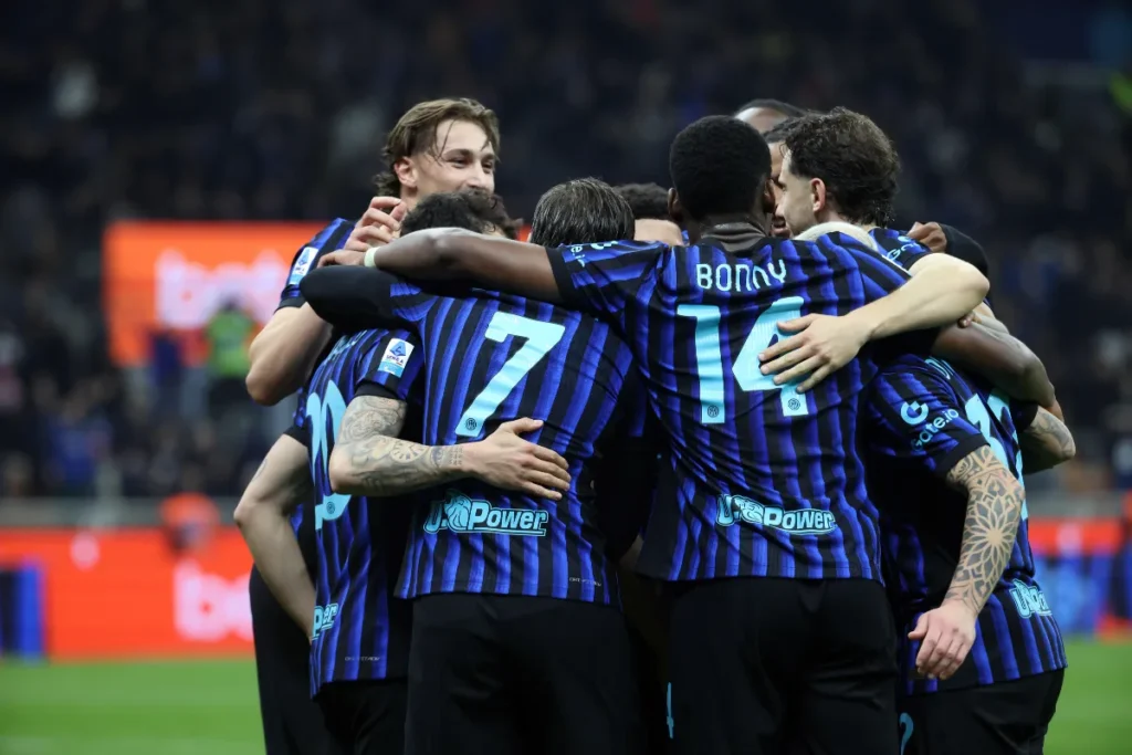 Inter gruppo in campo in attesa della gara di domani