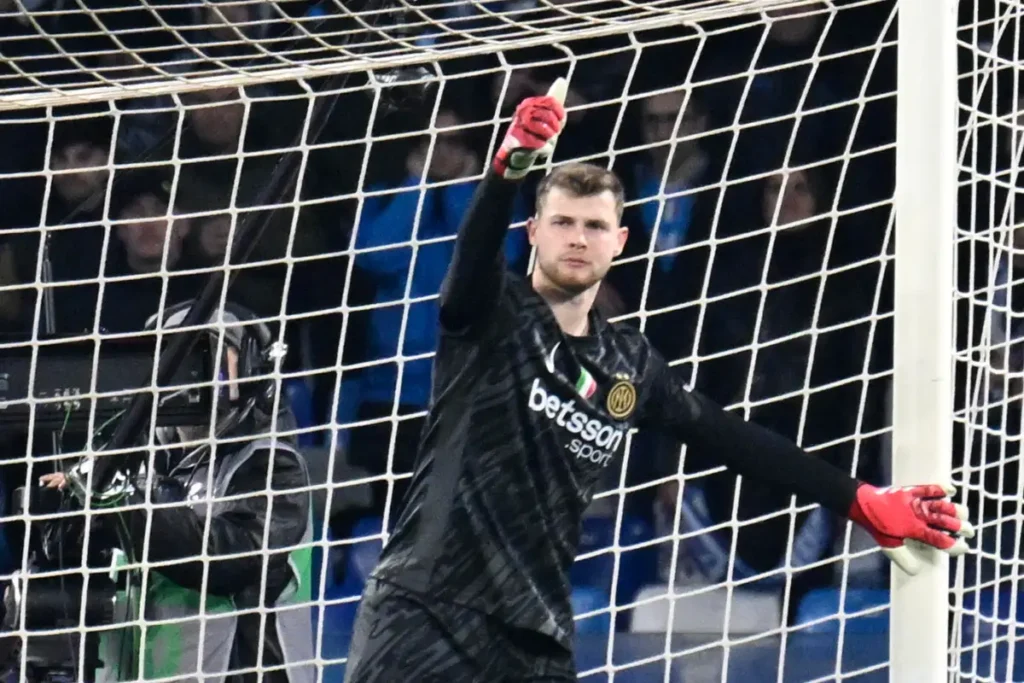 Josep Martinez portiere dell'Inter con guantoli rossi alza il pugno in porta durante una partita