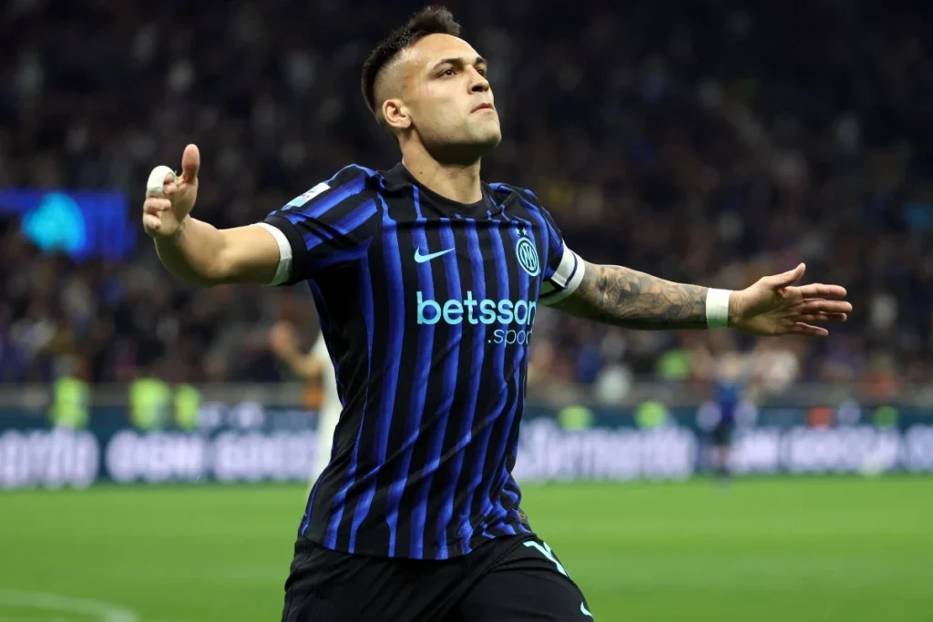 Lautaro Martinez esulta durante una partita con la maglia dell'Inter a righe blu e nere