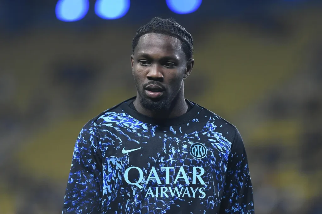 Marcus Thuram, attaccante dell'Inter, durante il riscaldamento prima della partita