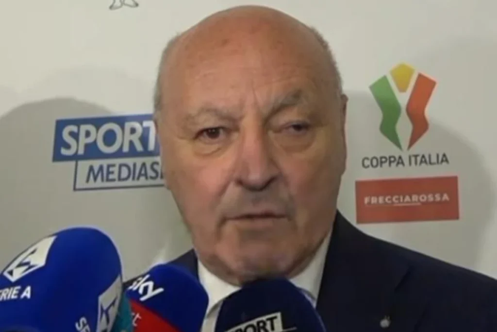 Beppe Marotta, Presidente dell'Inter, ai microfoni durante una conferenza stampa con loghi Coppa Italia e SportMediaset