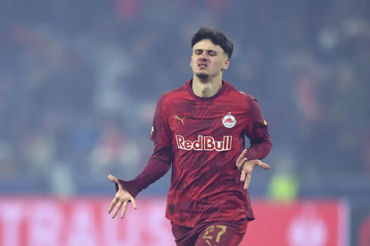 Alajbegovic in maglia Red Bull durante una partita, gesto di protesta o sorpresa in campo