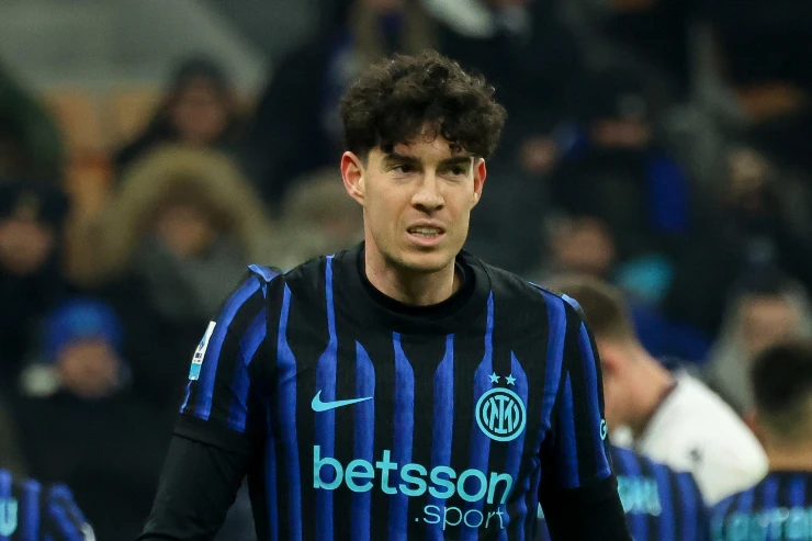 Alessandro Bastoni in maglia Inter a righe blu e nere durante una partita