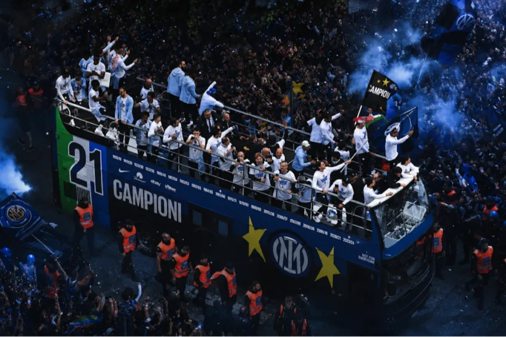 Squadra dell'Inter sul bus scoperto celebra lo scudetto con i tifosi