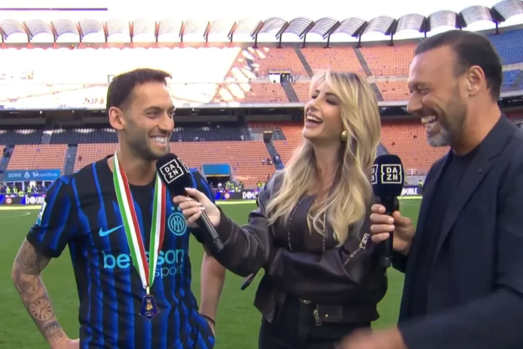 Hakan Calhanoglu intervista sul futuro all'Inter, microfono DAZN San Siro