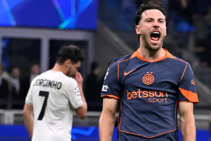 Carlos Augusto dell'Inter esulta durante la partita, con Corghino della Roma sullo sfondo