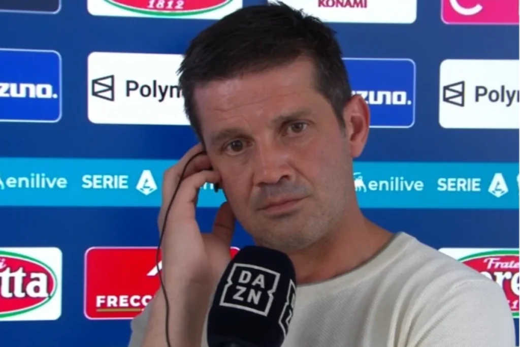 Chivu durante l'intervista post-partita con microfono DAZN dopo Lazio-Inter