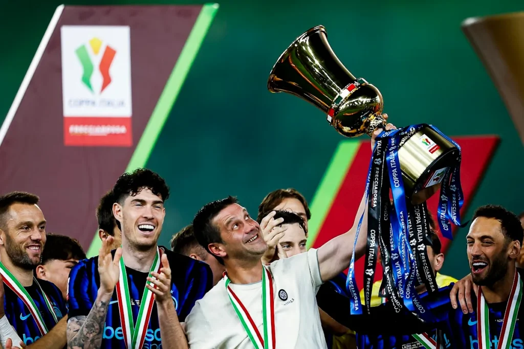 Chivu solleva la Coppa Italia con i compagni di squadra durante la cerimonia di premiazione