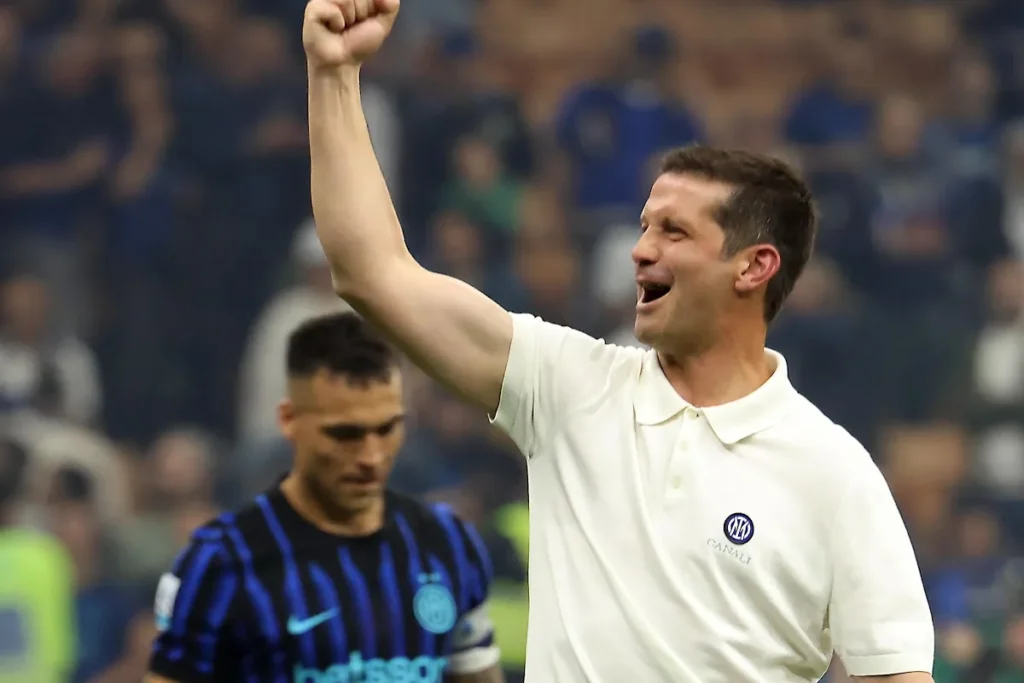 Chivu esulta con il pugno chiuso durante una partita dell'Inter, sullo sfondo un giocatore in maglia nerazzurra