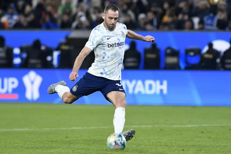 Stefan de Vrij in azione durante una partita, con maglia bianca e blu dell'Inter