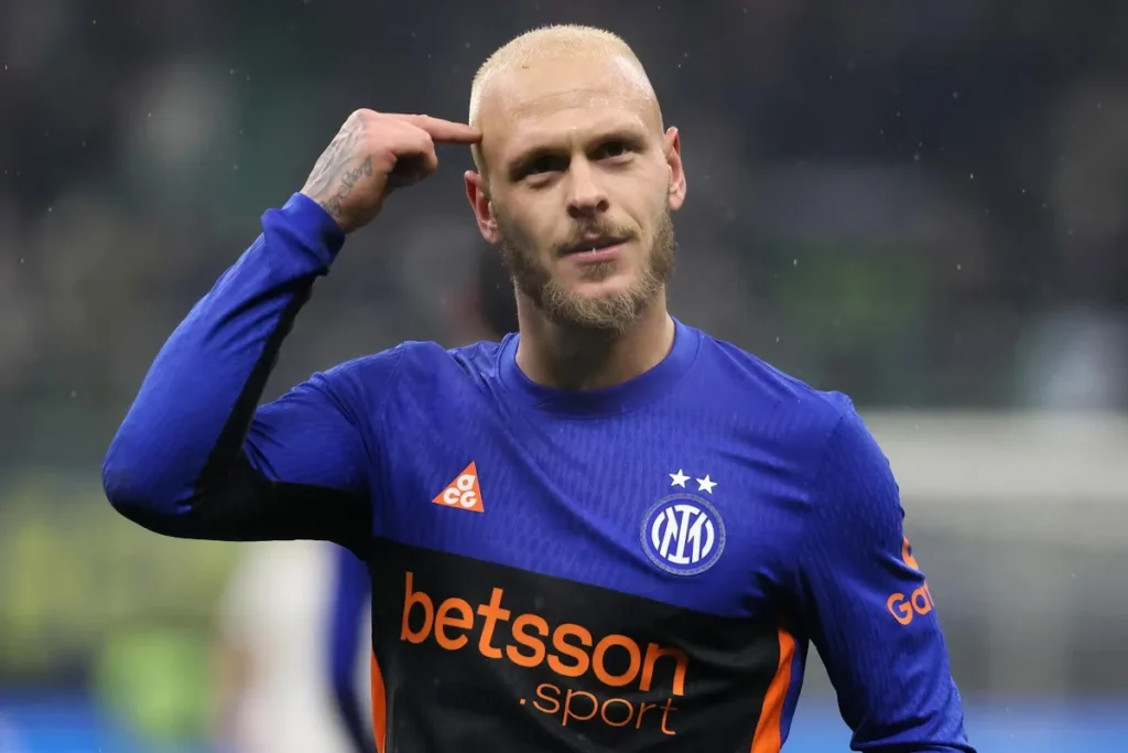 Dimarco con la maglia dell'Inter esulta durante la partita, indossando la divisa blu nerazzurra
