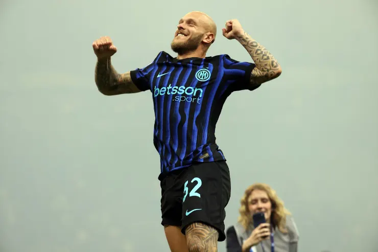 Dimarco esulta con la maglia dell'Inter a righe blu e nere, numero 32, durante la celebrazione dello scudetto