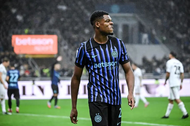Denzel Dumfries durante una partita dell'Inter, indossa la maglia nerazzurra a strisce