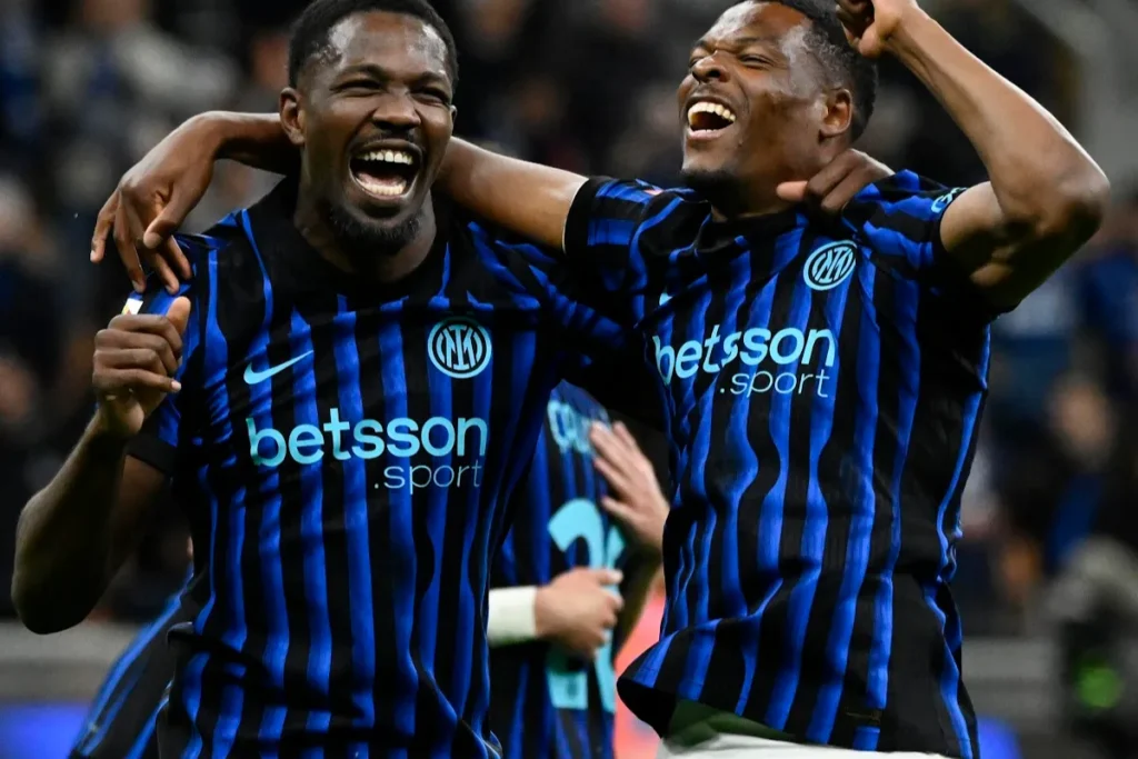 Dumfries e Thuram esultano in maglia Inter a righe blu e nere
