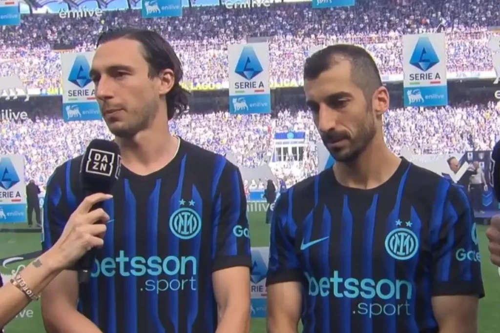 Matteo Darmian e Henrikh Mkhitaryan in intervista post-partita con microfono DAZN, indossano la maglia dell'Inter