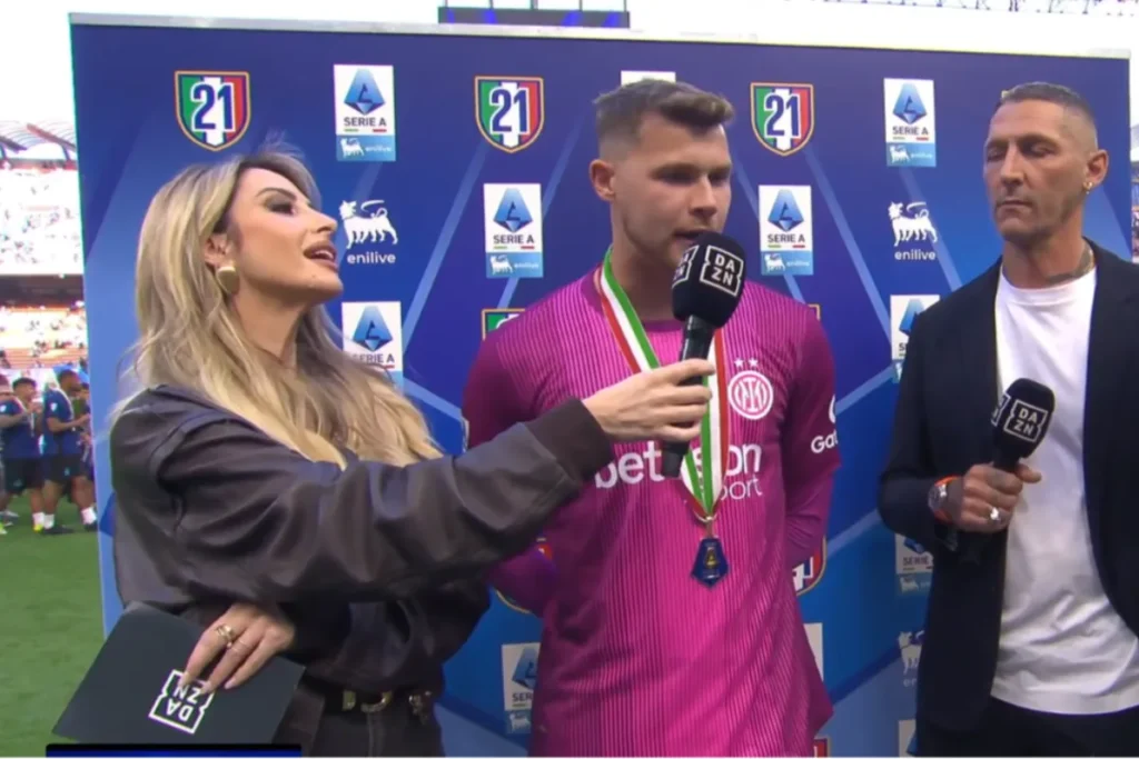 Josep Martinez intervistato a bordo campo con microfono DAZN durante evento Serie A