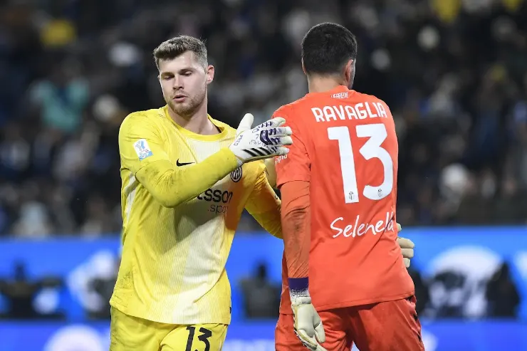 Josep Martinez portiere in maglia gialla stringe la mano a Ravedelli in rosso durante una partita di calcio