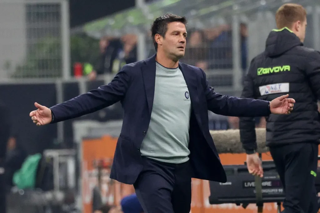 Cristian Chivu a bordocampo durante Inter-Lazio, con le braccia aperte in gesto comunicativo