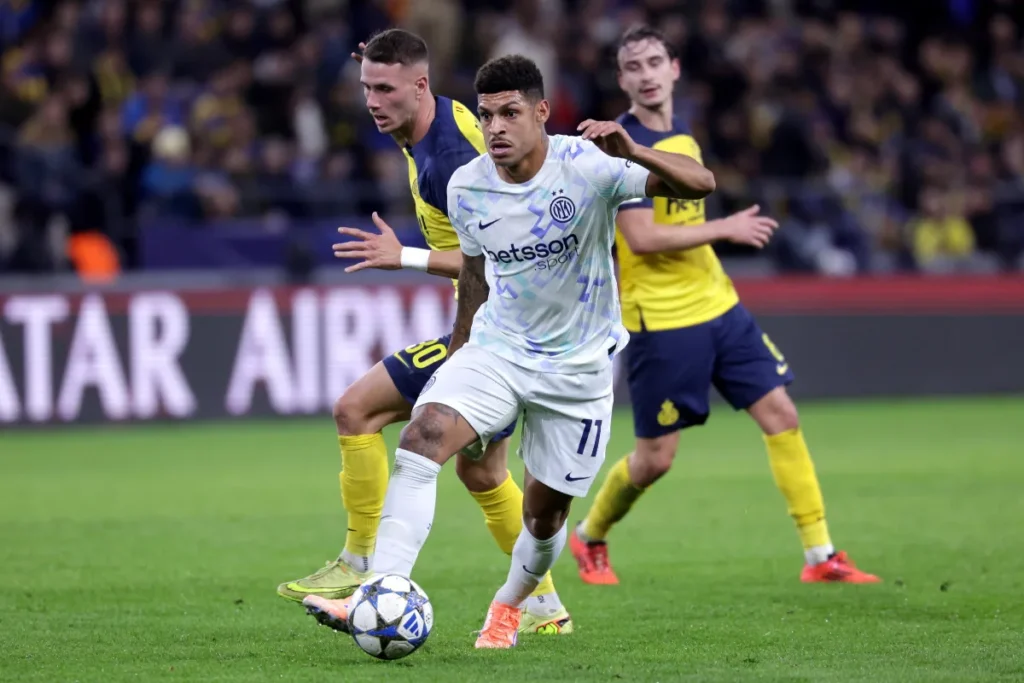 Luis Henrique in azione con la maglia dell'Inter durante una partita di Serie A
