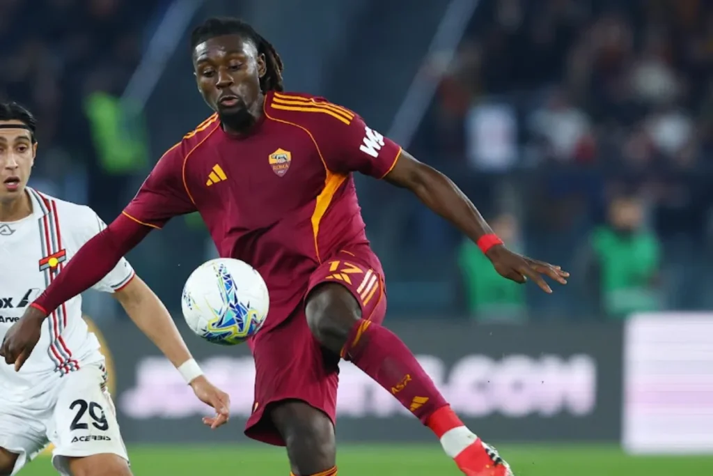 Manu Koné contrasta il pallone con un avversario durante la partita Roma-Cremonese